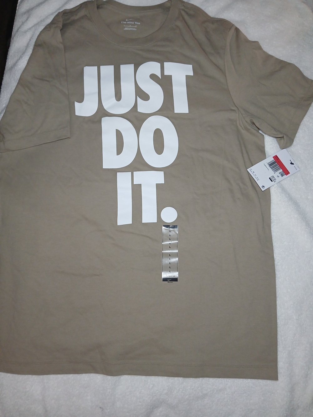 Nike Men’s 'Just Do It.' Short Sleeve T‑Shirt - Khaki. Size L